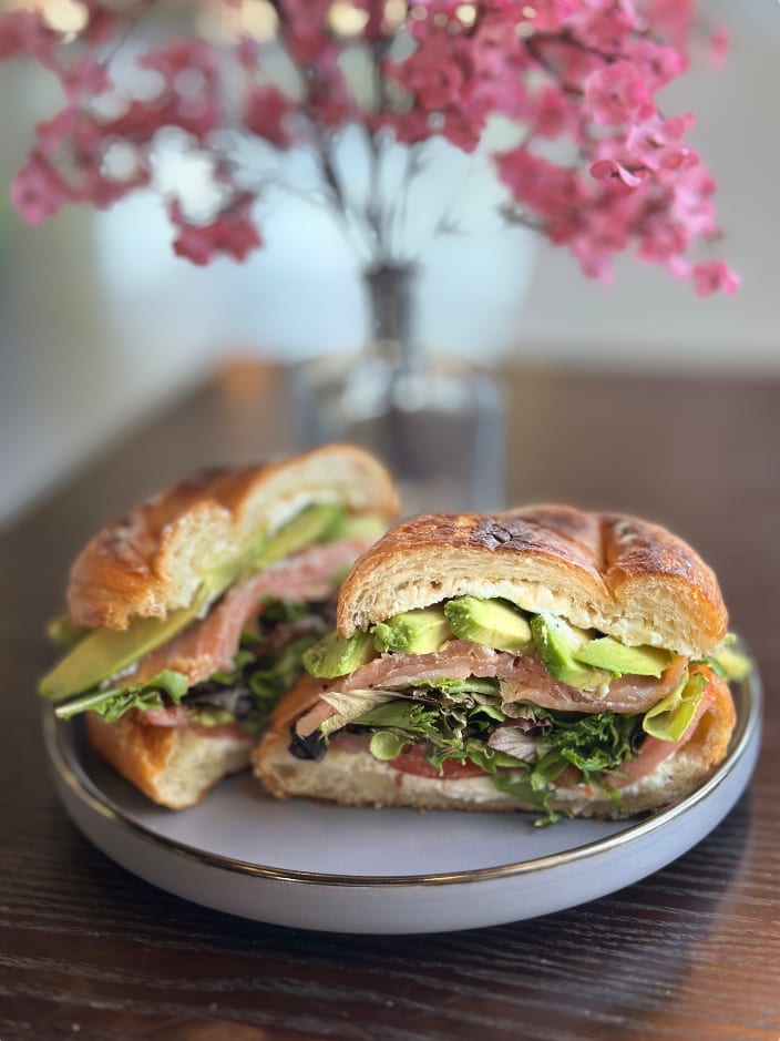 Croissandwich Avocado & Smoked Salmon.